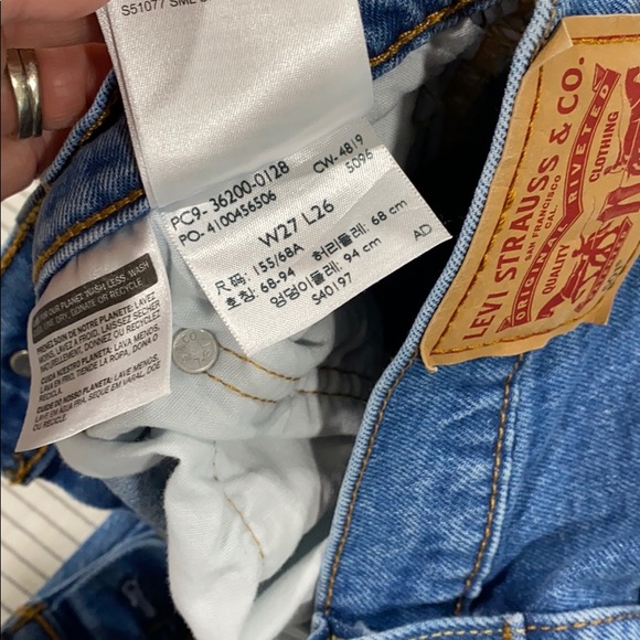 Iconic Levi’s 501 Cropped Jeans - Picture 6 of 7
